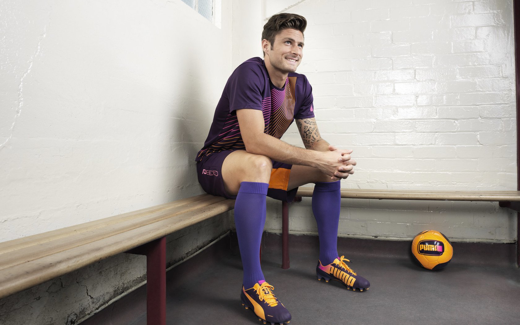 黑马狂奔！无名小将爆冷击败世界冠军，体育史再现惊天逆转