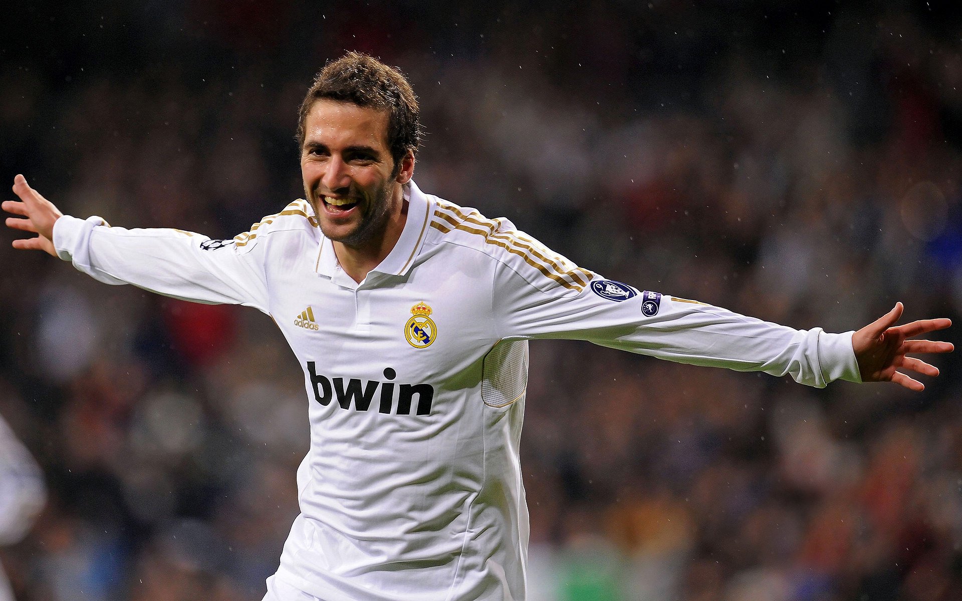 中超联赛激战正酣，海港领跑积分榜，泰山紧追不舍，保级大战白热化