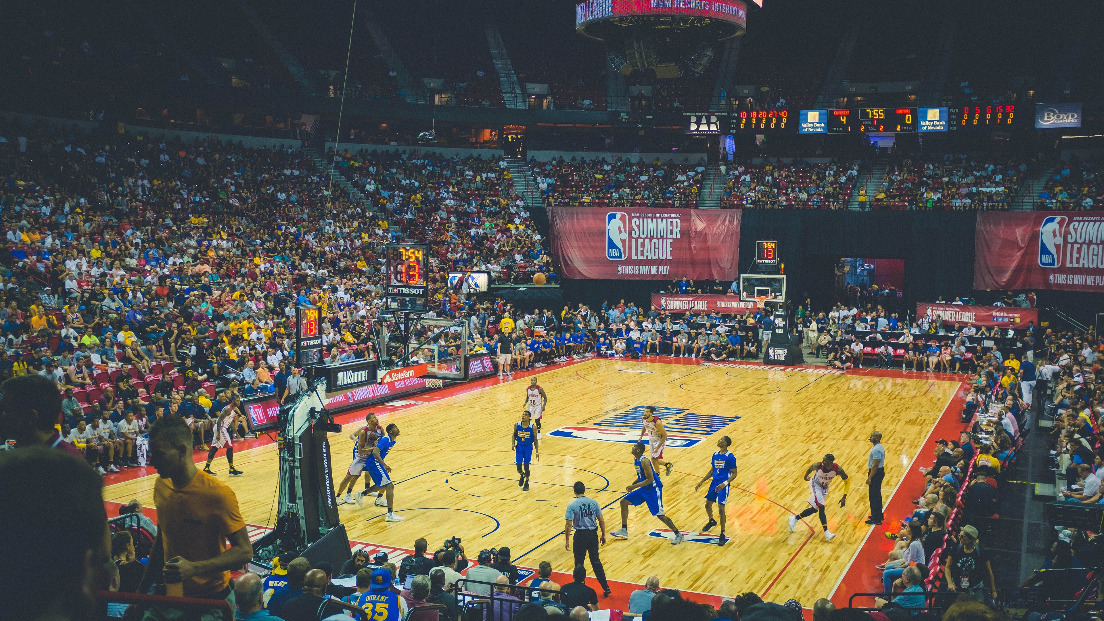 詹姆斯末节狂轰20分，湖人逆转掘金挺进西决！39岁传奇再创历史