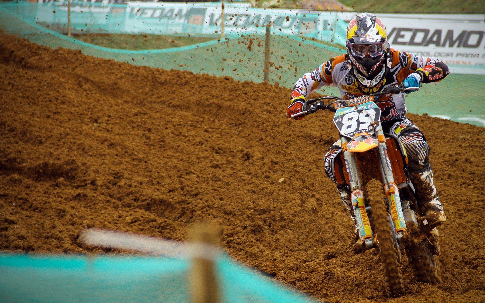 NBA季后赛激战正酣，东西部豪强争夺总决赛门票