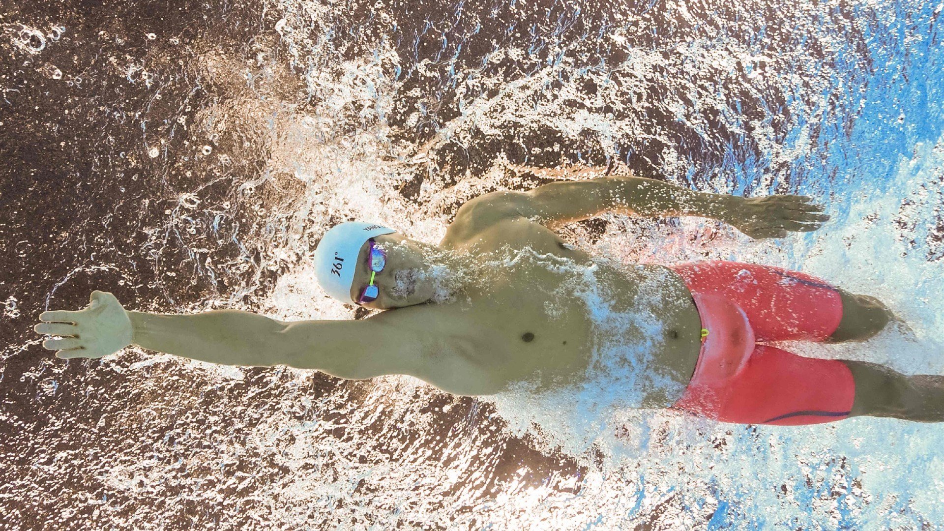 百米飞人巅峰对决，新星破纪录夺冠，传奇谢幕引全场致敬