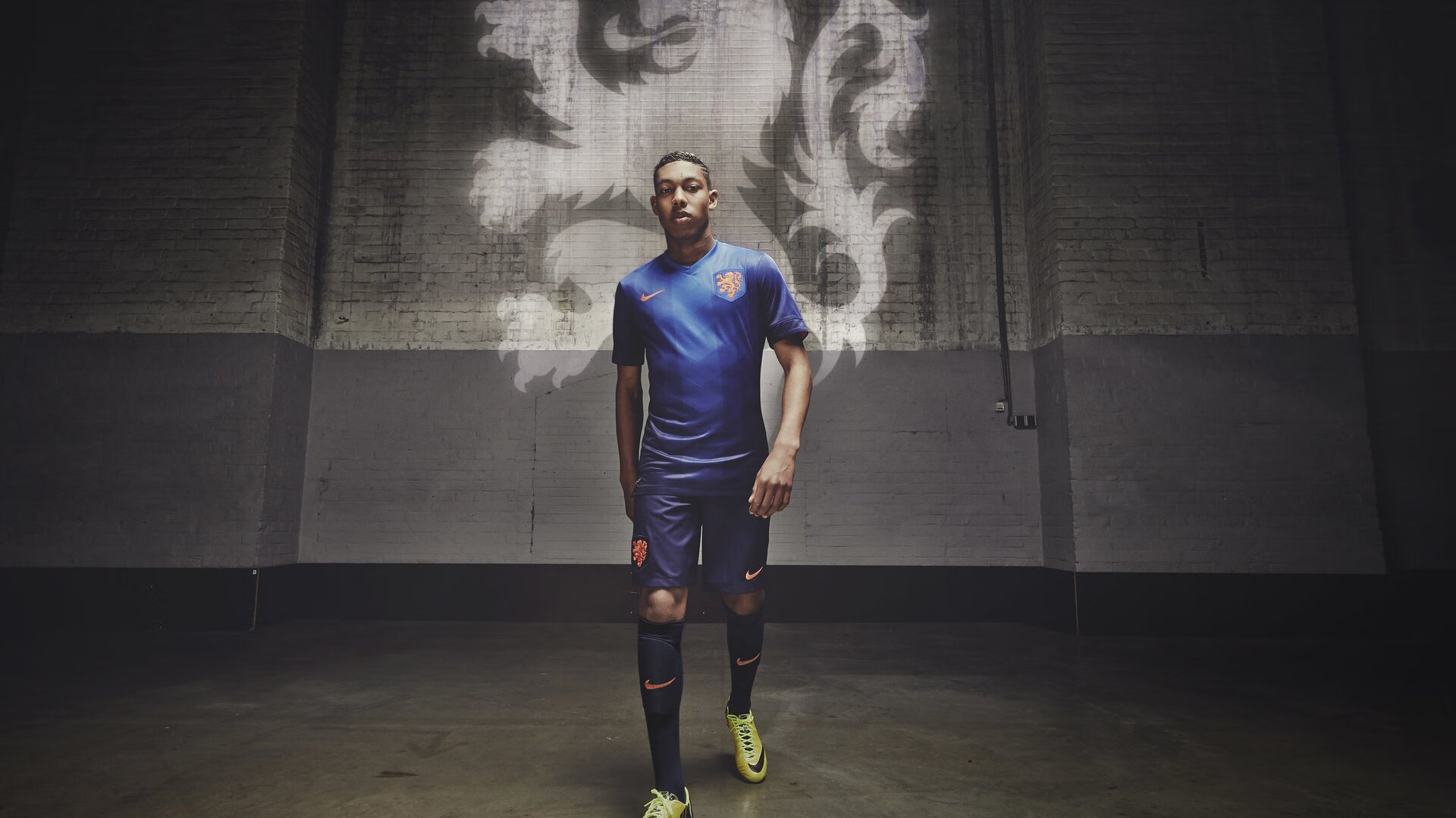 梅西第八次捧起金球奖 刷新历史纪录再创足坛传奇